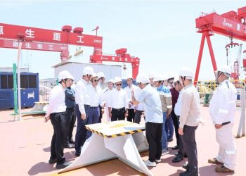 Menteri Bahlil Tinjau Pembangunan Fasilitas LNG Terapung Terbesar untuk Indonesia di Tiongkok