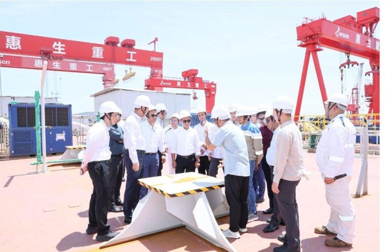 Menteri Bahlil Tinjau Pembangunan Fasilitas LNG Terapung Terbesar untuk Indonesia di Tiongkok