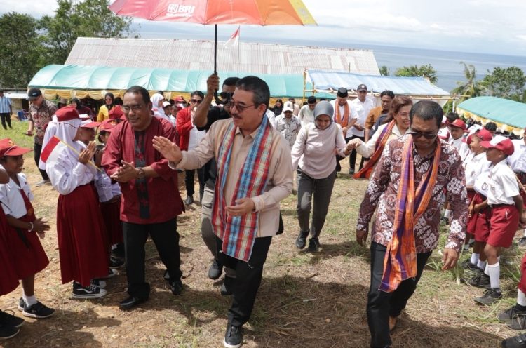 SMA Negeri 65 Maluku Tengah Dibangun, Gubernur Lewerissa Letakkan Batu Pertama di Negeri Kaitetu