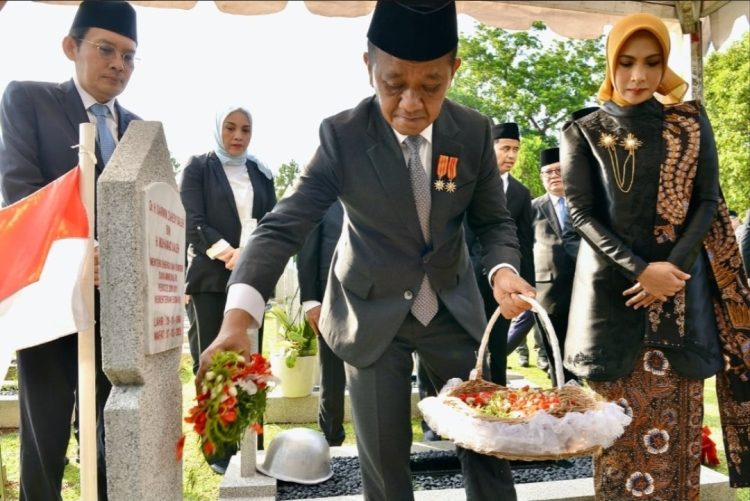 Tabur Bunga di TMP Kalibata, Bahlil: HUT ke-80 ESDM Jadi Pengingat Generasi Penerus Untuk ketahanan energi Berkelanjutan