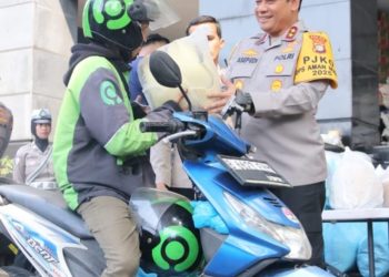 Kapolda Metro Jaya Bagikan Helm dan Sembako untuk Ojol, Tegaskan Komitmen Jaga Jakarta
