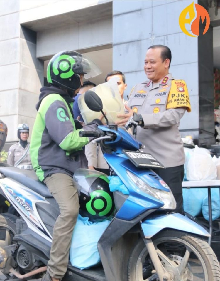 Kapolda Metro Jaya Bagikan Helm dan Sembako untuk Ojol, Tegaskan Komitmen Jaga Jakarta