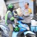 Kapolda Metro Jaya Bagikan Helm dan Sembako untuk Ojol, Tegaskan Komitmen Jaga Jakarta
