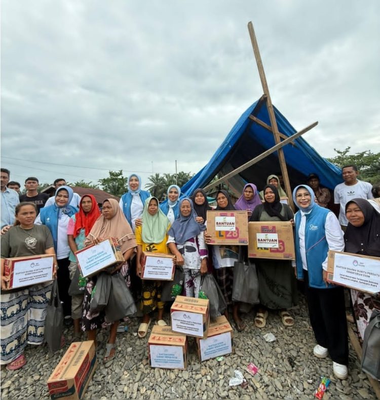 Sri Suparni Bahlil Pimpin Penyaluran Bantuan DWP ESDM dan Seruni di Langkat