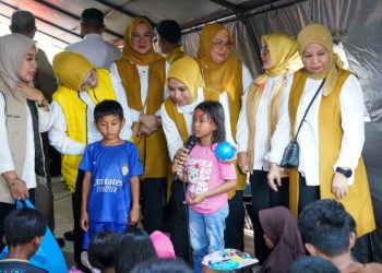 DWP Kementerian ESDM Sri Suparni Bahlil, Salurkan Bantuan untuk Korban Banjir dan Longsor di Padang
