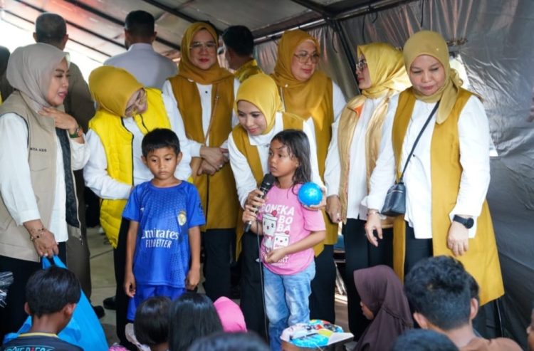 DWP Kementerian ESDM Sri Suparni Bahlil, Salurkan Bantuan untuk Korban Banjir dan Longsor di Padang