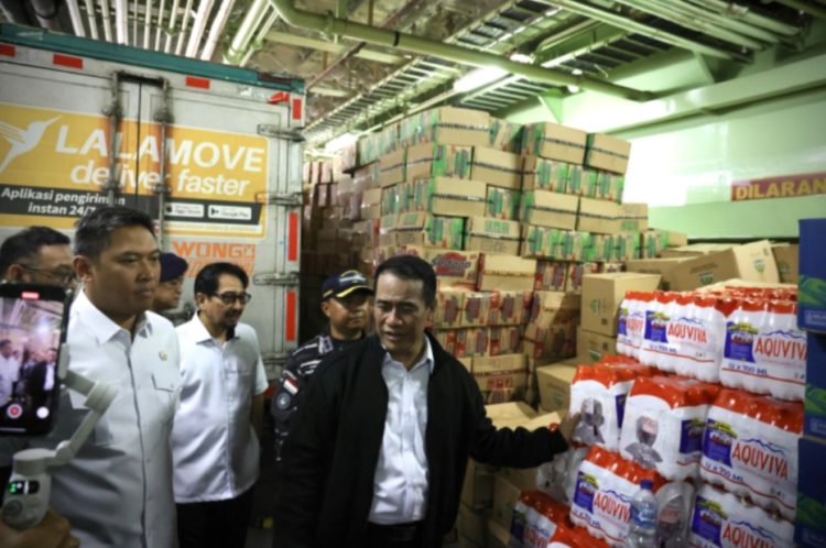 Mentan Amran Lepas 207 Truk Bantuan Melalui KRI Banda Aceh untuk Korban Banjir di Sumatra
