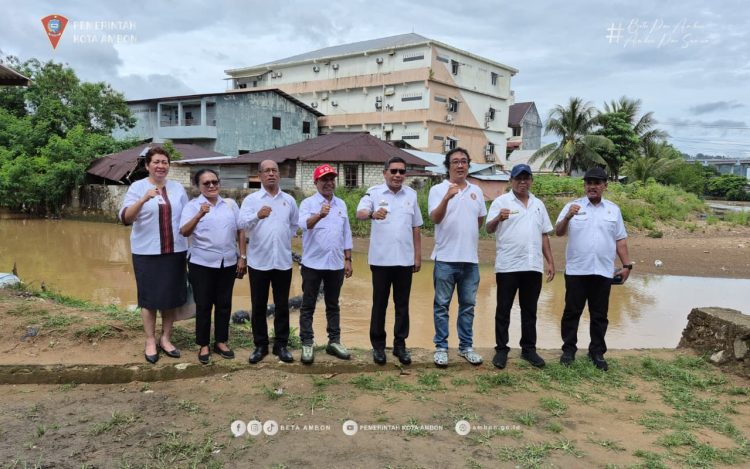 Pemkot Ambon Pasang Trash Boom di Tiga Sungai Besar