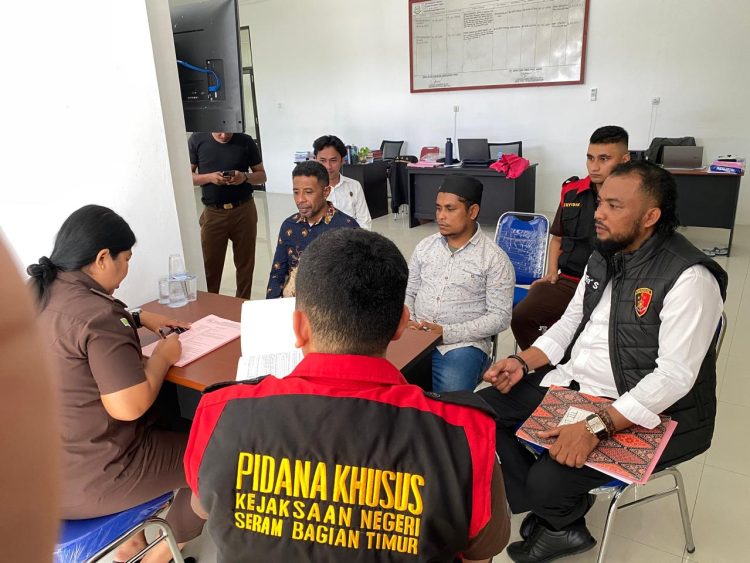 Polres SBT Serahkan Dua Tersangka Korupsi DD Ainena ke Jaksa