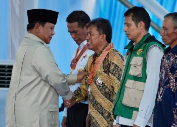 Bareng Petani di Karawang, Prabowo Umumkan Keberhasilan Indonesia Swasembada Pangan 2025