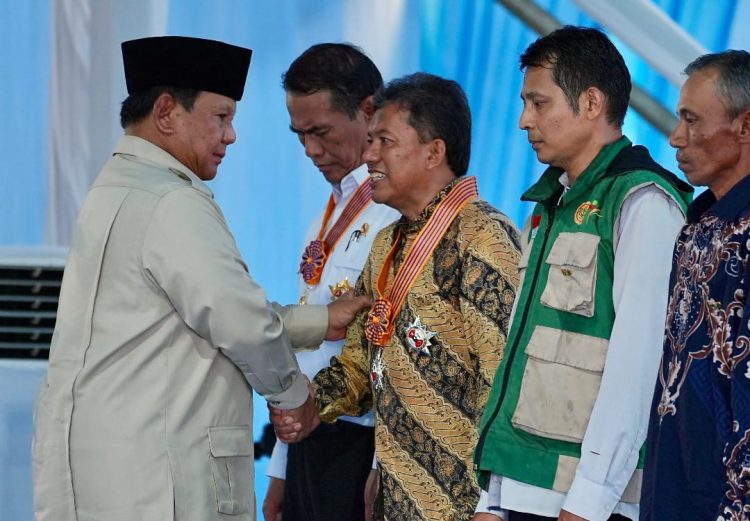 Bareng Petani di Karawang, Prabowo Umumkan Keberhasilan Indonesia Swasembada Pangan 2025
