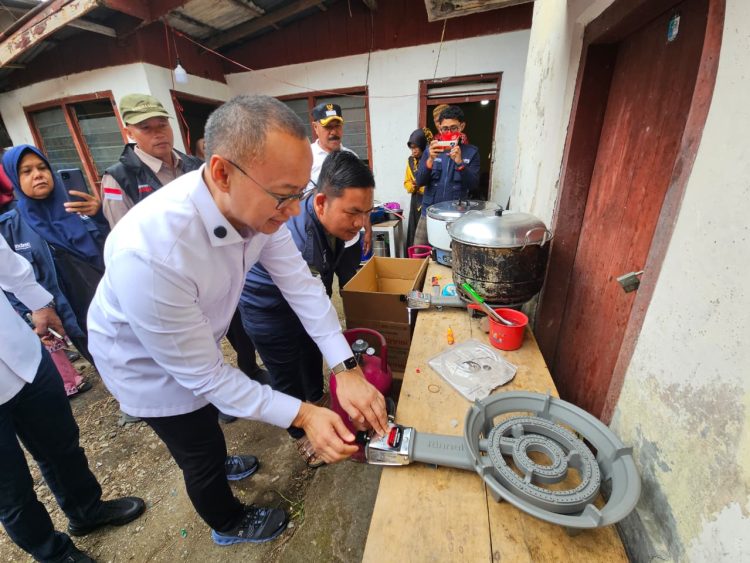 Masuki Fase Pemulihan, Eddy Soeparno Salurkan Kompor hingga Sembako untuk Korban Bencana Agam