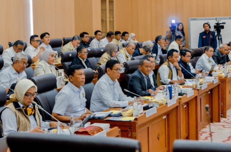 Bahlil Legalkan 45 Ribu Sumur Rakyat, Strategi Agresif Dongkrak Lifting Minyak Nasional