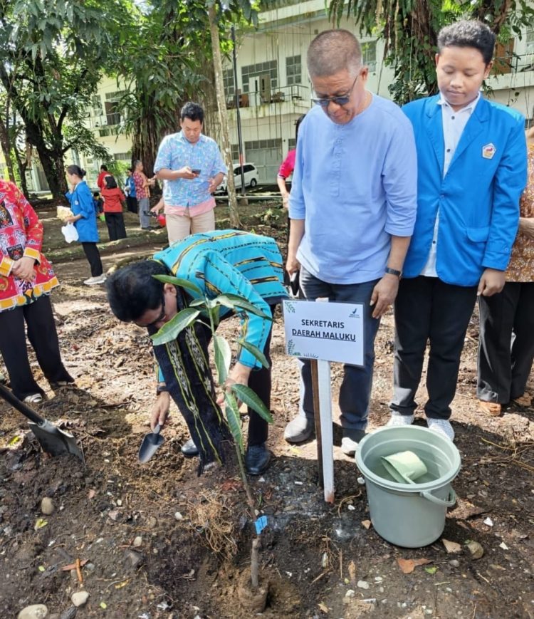 Sekda Maluku Buka Penanaman 500 Pohon di Unpatti, Dorong Gerakan Penghijauan Berkelanjutan