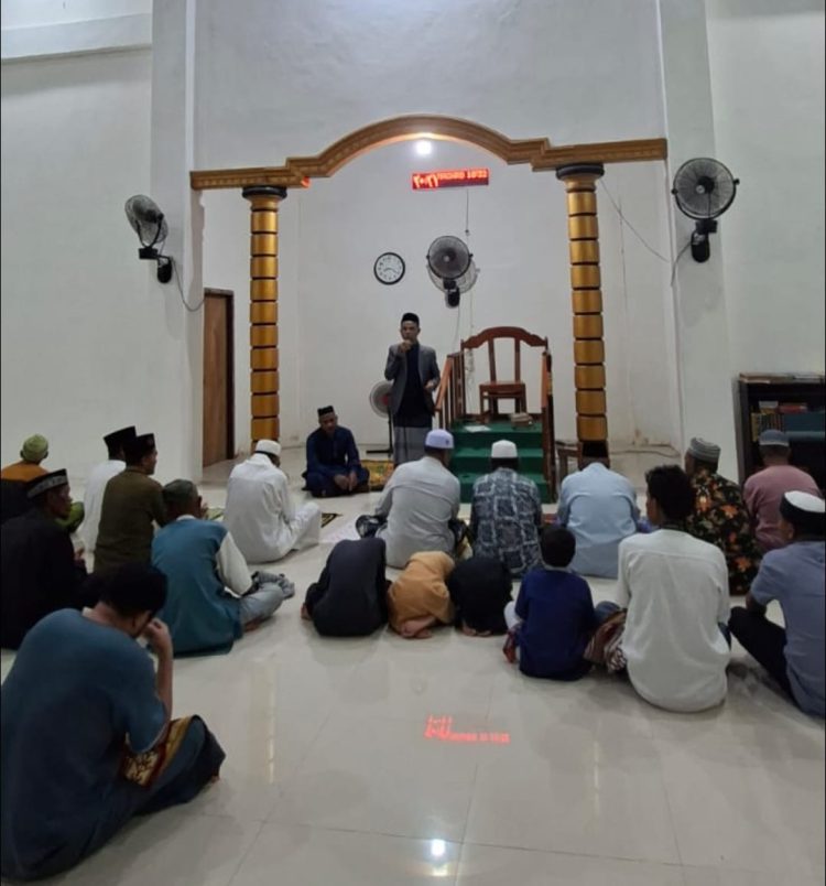 KUA Dullah Selatan Sampaikan Pesan Persaudaraan Saat Tarawih di Masjid Al-Hijrah Fiditan