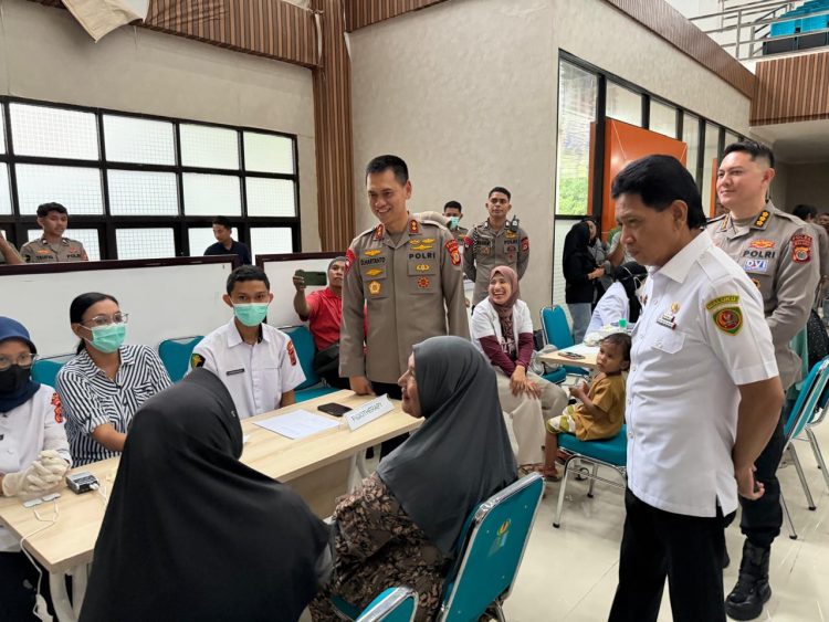 Sekda Sadali Ie Tinjau Bakti Sosial Forkopimda, 500 Warga Ambon Nikmati Layanan Gratis