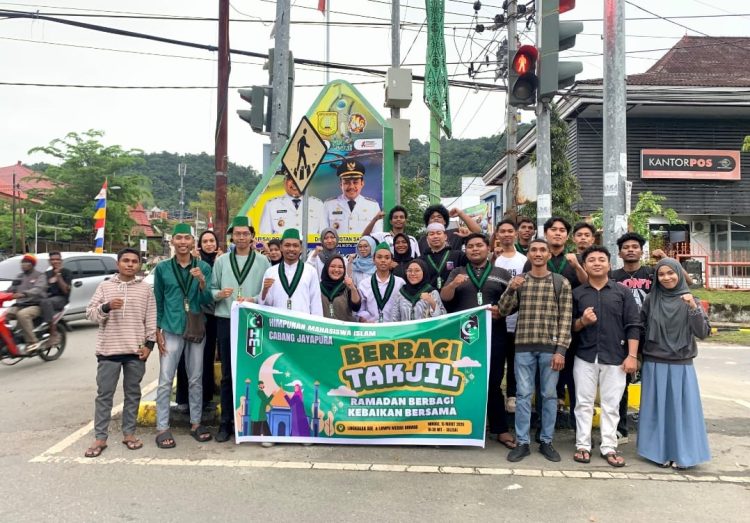 Momentum Ramadhan, HMI Jayapura Gaungkan Kepedulian Sosial Lewat Aksi Berbagi Takjil