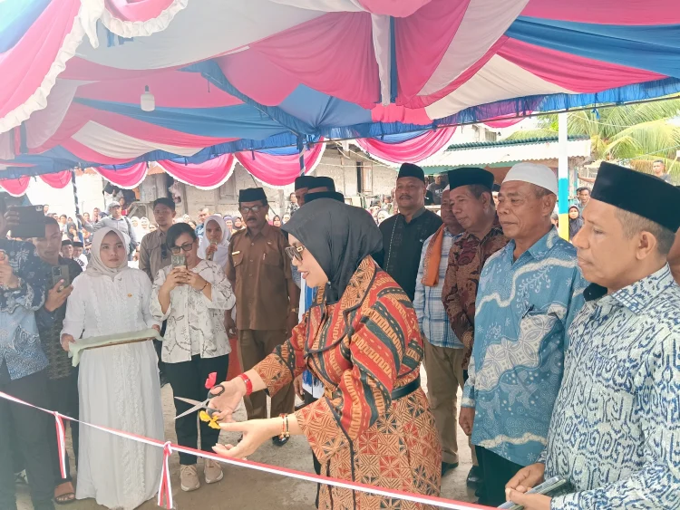 Bupati Asri dan Ketua TP PKK SBB Yeni Rosbayani Asri Resmikan Masjid At-Taqwa Batu Lubang