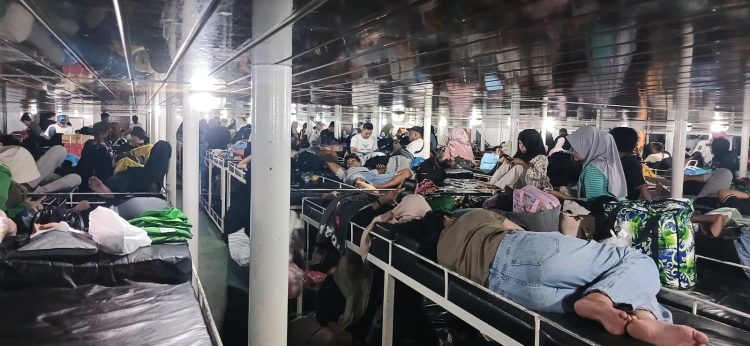 Penumpang Membludak, Kenyamanan Terabaikan: KM Cantika Lestari 8A Disorot