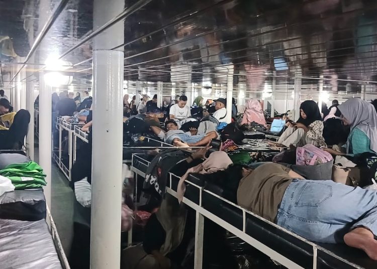 Penumpang Membludak, Kenyamanan Terabaikan: KM Cantika Lestari 8A Disorot