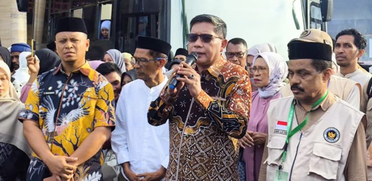 Wali Kota Ambon Lepas 461 Calon Haji, Doakan Seluruh Jemaah Pulang Menjadi Haji Mabrur
