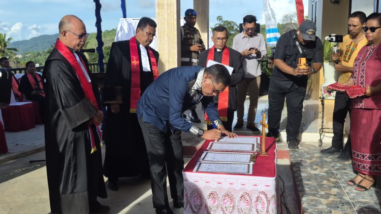 Wali Kota Ambon Resmikan Pastori II GPM Bukit Zaitun, Tegaskan Pentingnya Penguatan Pelayanan Umat
