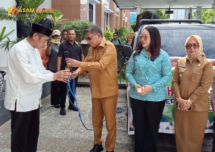 Pemkot Ambon Salurkan 100 Hewan Kurban, Bodewin: Perbedaan Harus Jadi Kekuatan Persaudaraan