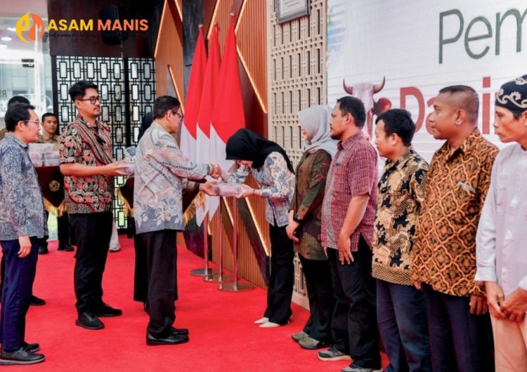 Kementerian ESDM Salurkan 1.100 Paket Daging Kurban untuk Pegawai dan Masyarakat