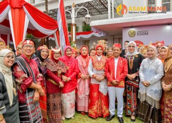 Pakaian Adat Warnai Upacara HUT ke-81 RI di Kementerian ESDM, Bahlil Tekankan Kemandirian Energi