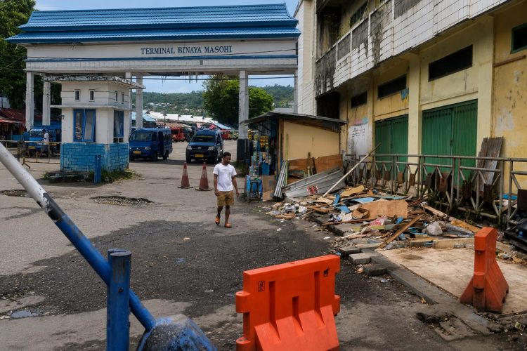 Warga Geram! Trotoar Terminal Masohi Disulap Jadi Lapak, Dishub Diminta Bongkar